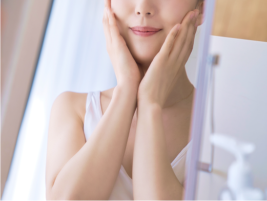 適量（1～2プッシュ）を手にとり、 顔の中心から外側に向かって塗り広げ、 ハンドプレスするように 優しくなじませてください。